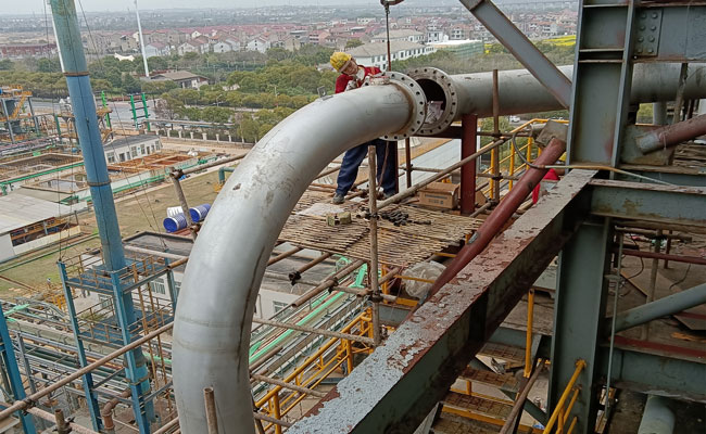 耐磨陶瓷彎頭現場安裝